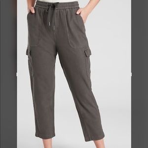 Athleta Farallon Cargo Crop Forest Green Size 4